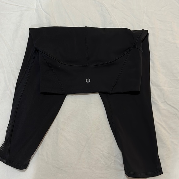 Lululemon black Wunder Train High-Rise Crop 21" with mesh lower sides. Size 6 - Picture 1 of 2